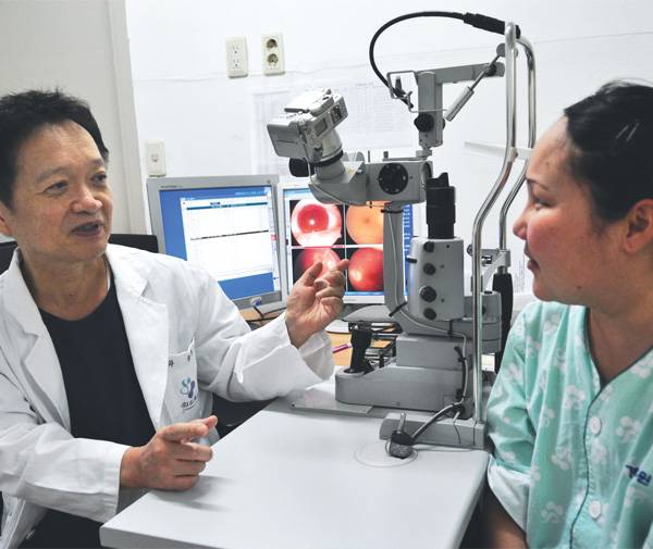 수술을 성공적으로 마친 뒤 안과 곽형우 교수가 오윤토야씨에게 수술 후 경과를 설명해주고 있다. 