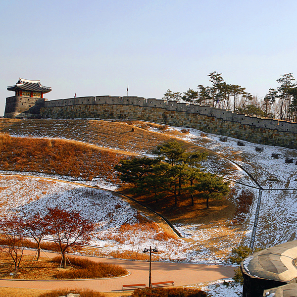 방화수류정에서 동북공심돈 가는 길
